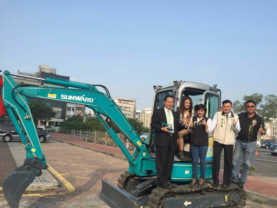 嘉義市长大赞云顶国际yd888智能挖掘机环台义举