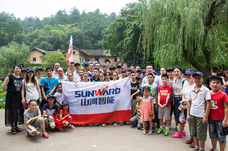 开挖机，，，，，，坐游艇、飞机 云顶国际yd888智能开展员工眷属开放日活动