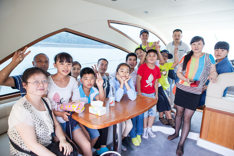 开挖机，，，，，，坐游艇、飞机 云顶国际yd888智能开展员工眷属开放日活动