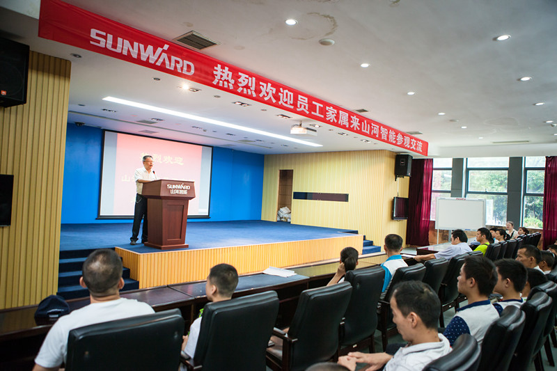 开挖机，，，，，，坐游艇、飞机 云顶国际yd888智能开展员工眷属开放日活动