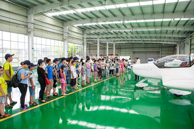 开挖机，，，，，，坐游艇、飞机 云顶国际yd888智能开展员工眷属开放日活动