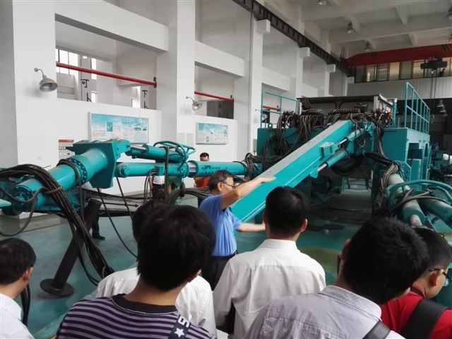 鹤发银丝映日月，，，赤心热血沃新花