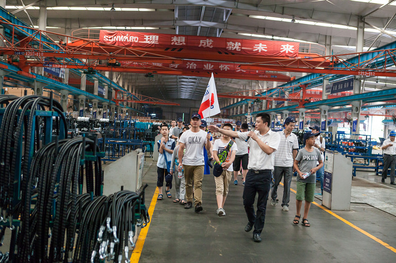 开挖机，，，，，，坐游艇、飞机 云顶国际yd888智能开展员工眷属开放日活动