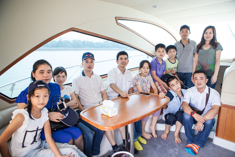 开挖机，，，，，，坐游艇、飞机 云顶国际yd888智能开展员工眷属开放日活动