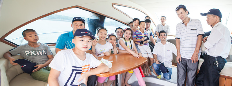 开挖机，，，，，，坐游艇、飞机 云顶国际yd888智能开展员工眷属开放日活动