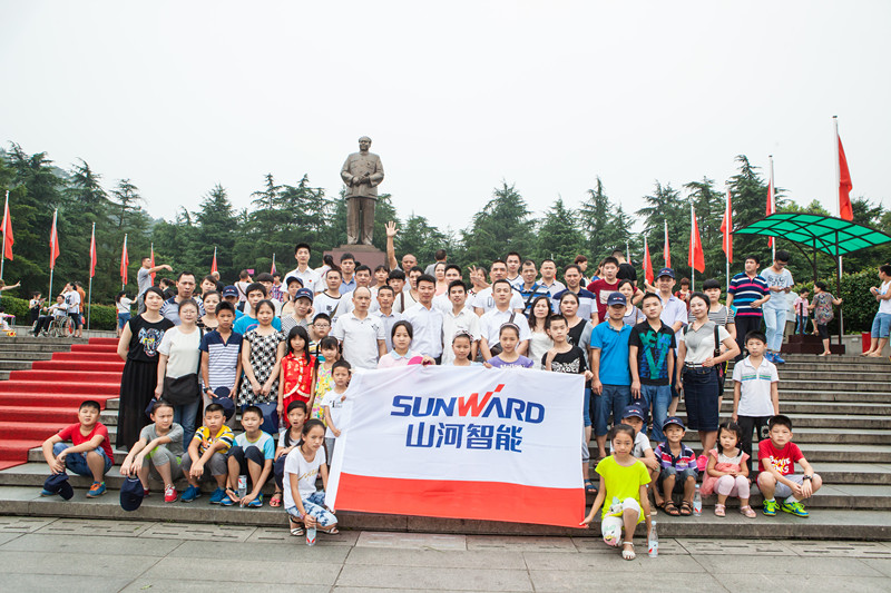 开挖机，，，，，，坐游艇、飞机 云顶国际yd888智能开展员工眷属开放日活动