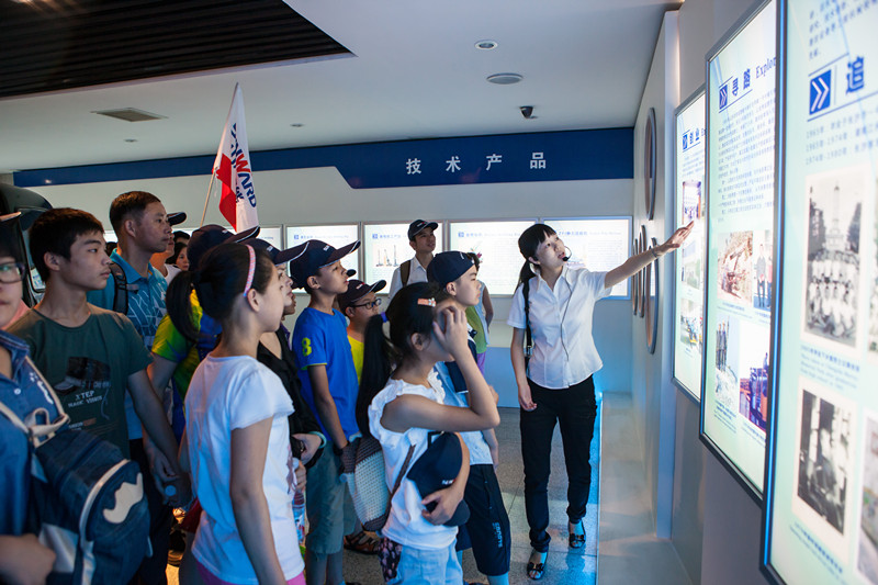 开挖机，，，，，，坐游艇、飞机 云顶国际yd888智能开展员工眷属开放日活动