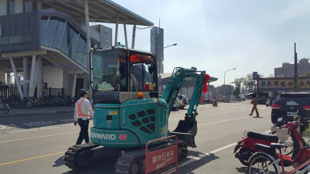 嘉義市长大赞云顶国际yd888智能挖掘机环台义举
