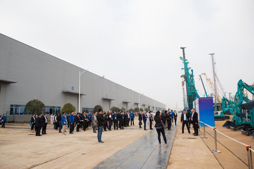 工程装备盛宴，，，东盟十国代表在云顶国际yd888智能很享受