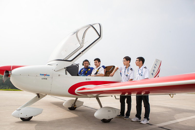 开挖机，，，，，，坐游艇、飞机 云顶国际yd888智能开展员工眷属开放日活动