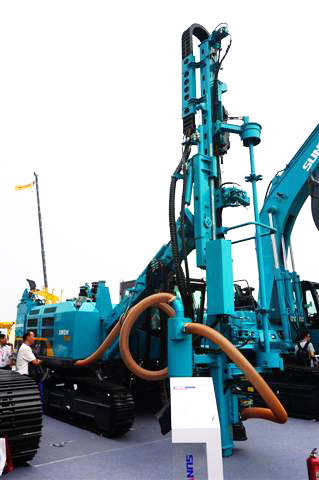 云顶国际yd888智能SWDH89A露天液压钻车亮相BICES 2015