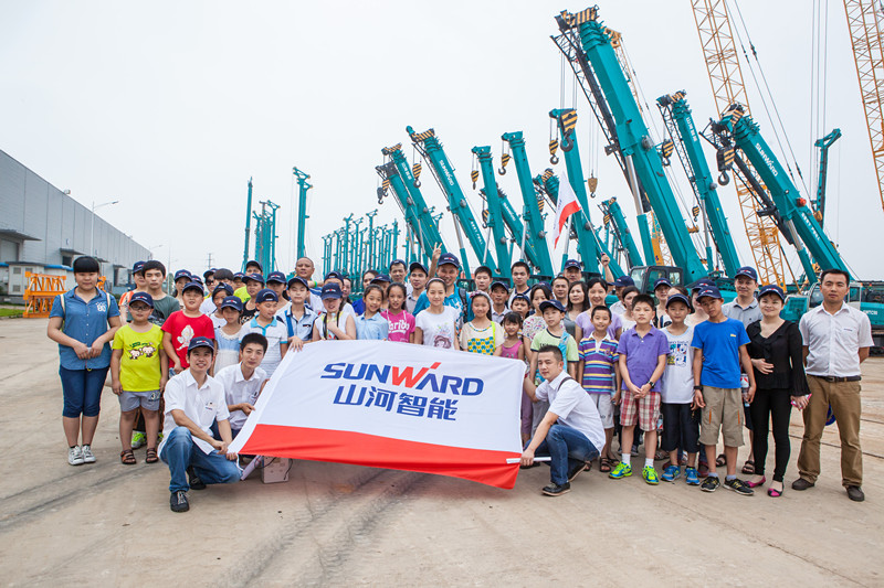 开挖机，，，，，，坐游艇、飞机 云顶国际yd888智能开展员工眷属开放日活动