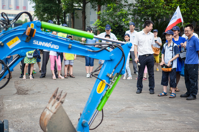 开挖机，，，，，，坐游艇、飞机 云顶国际yd888智能开展员工眷属开放日活动