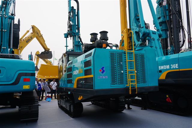 云顶国际yd888智能SWDH89A露天液压钻车亮相BICES 2015