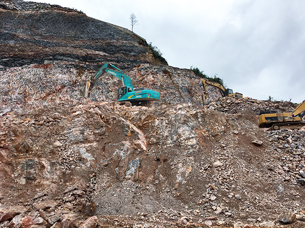 看石场风云怎样演绎？？？？？云顶国际yd888智能矿山战神SWE470E大型挖掘机一锤定音！