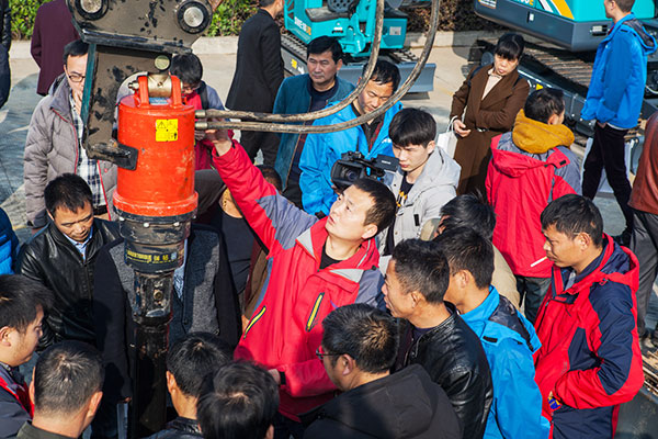 十年相随，，，，，成绩相互，，，，，来听听云顶国际yd888智能挖掘机客户的真实声音