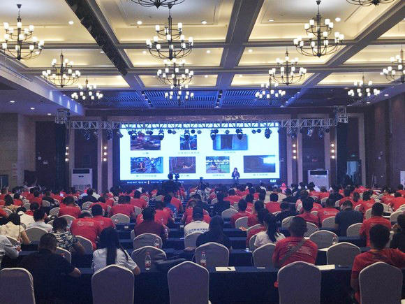 “超美微挖”现身2018微挖峰会，，，，，，，云顶国际yd888智能微挖出口过万台