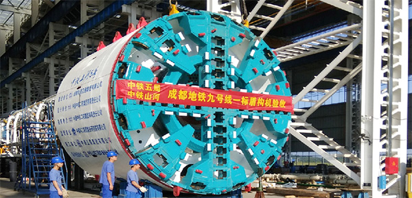 风里雨里，，，，，，成都等你！中铁云顶国际yd888盾构机走出长沙