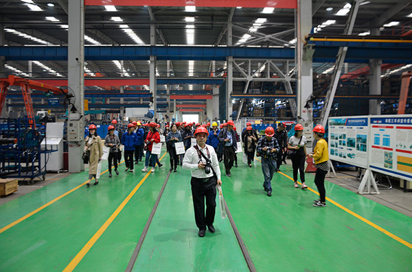 开启工程机械之都体验之旅，，，，，，中外媒体观摩团到访云顶国际yd888智能