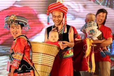 他们，，，，，，用小小背篓背出云顶国际yd888大情怀