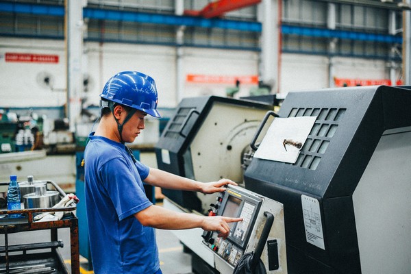 曾梦想当厨师，，，，，，，却成数控车工巨匠