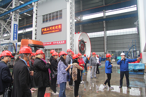 开启工程机械之都体验之旅，，，，，，中外媒体观摩团到访云顶国际yd888智能