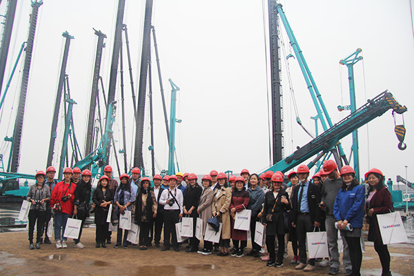 开启工程机械之都体验之旅，，，，，，中外媒体观摩团到访云顶国际yd888智能