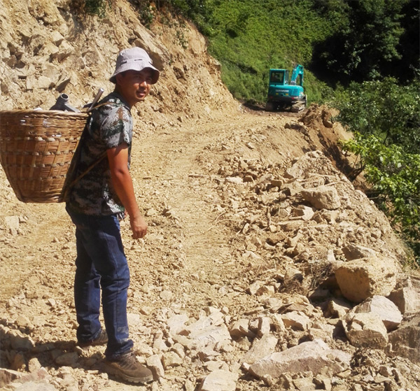 他们，，，，，，用小小背篓背出云顶国际yd888大情怀