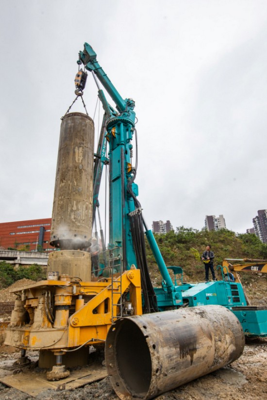 喜讯！云顶国际yd888智能SWRC170自行式全回转全套管钻机获湖南省首台(套)重大手艺装备产品奖励！