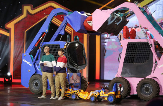 谁说机械都酷寒？？？？？这款会舞蹈的滑移显着就是热情旷达的！