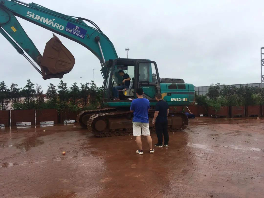 感恩相伴 关爱相随——云顶国际yd888智能效劳万里行走进豫鲁黔