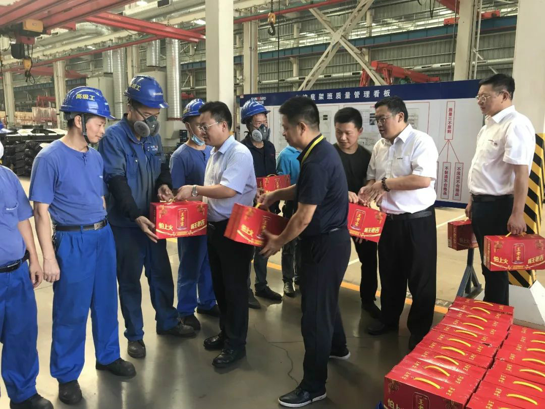 夏日炎炎送清凉，，，，，，，区总眷注暖人心