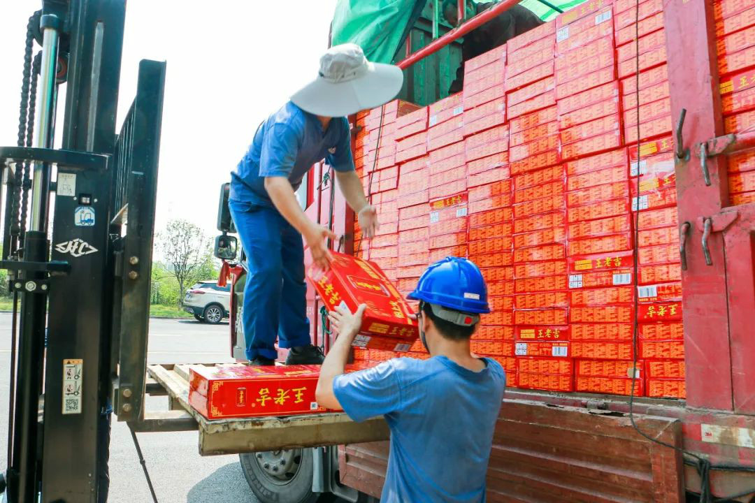 情系职工送清凉，，，，，殷切眷注鼓劲头——云顶国际yd888智能开展夏日送清凉活动