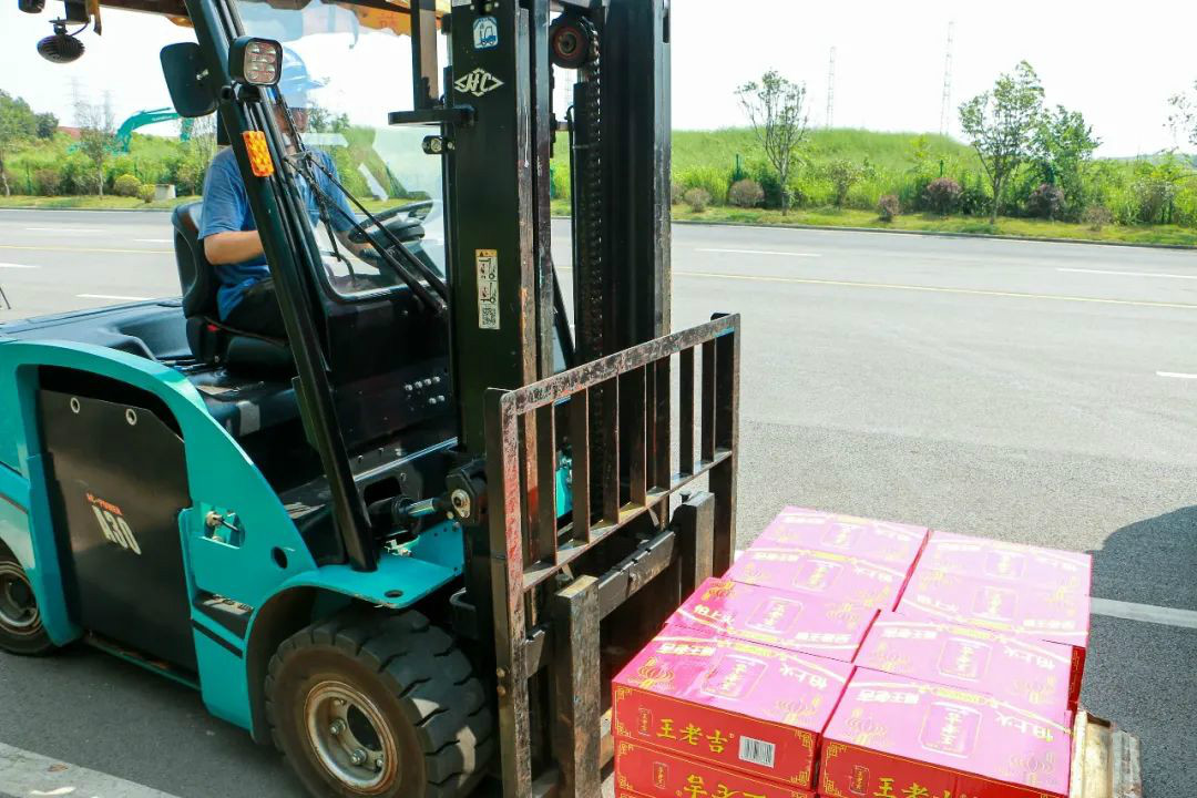 情系职工送清凉，，，，，殷切眷注鼓劲头——云顶国际yd888智能开展夏日送清凉活动