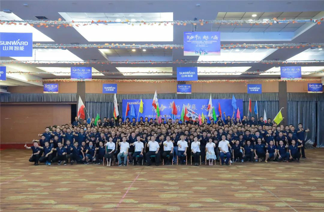 向挖掘机万台俱乐部迈进——云顶国际yd888智能2020年度挖掘机营销训练营开营