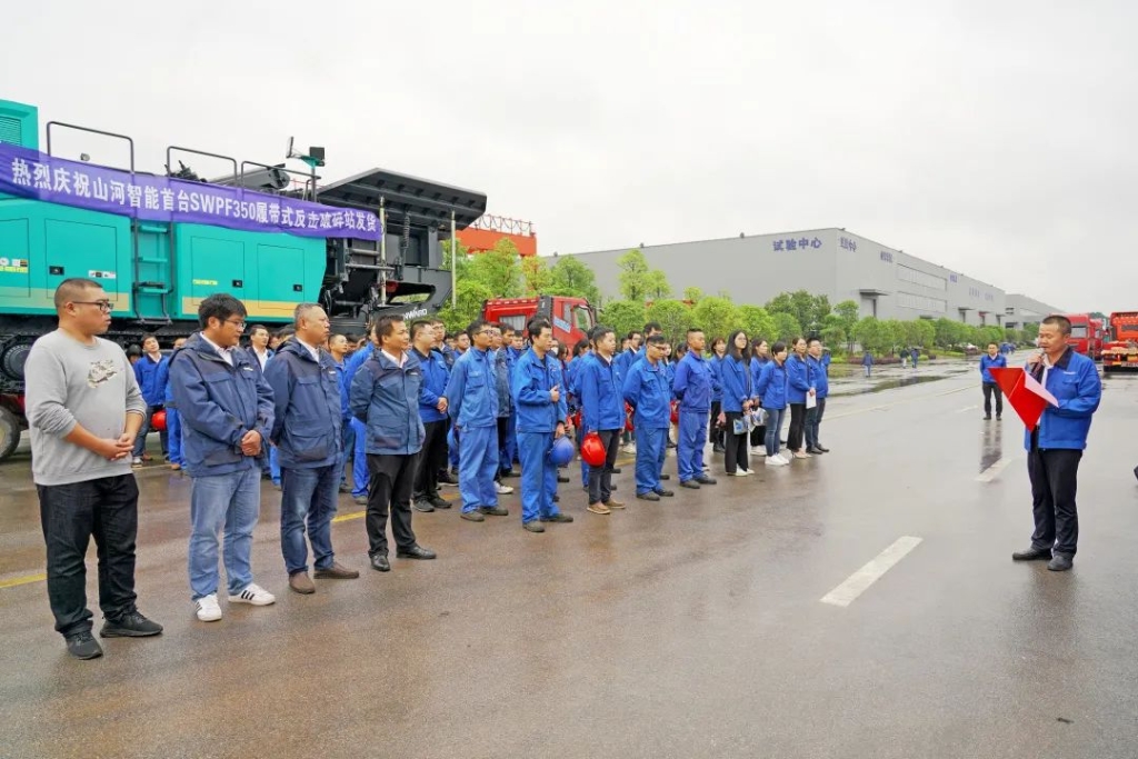 云顶国际yd888智能首台履带式还击破碎站发货