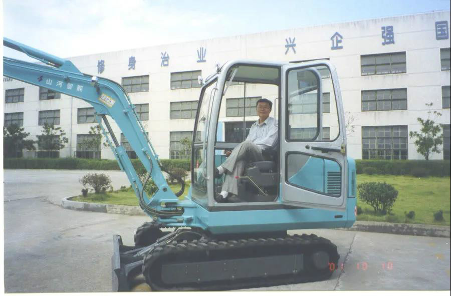 以先导式立异实现挖掘机从无到有，，，，从小到大，，，，从大到强！