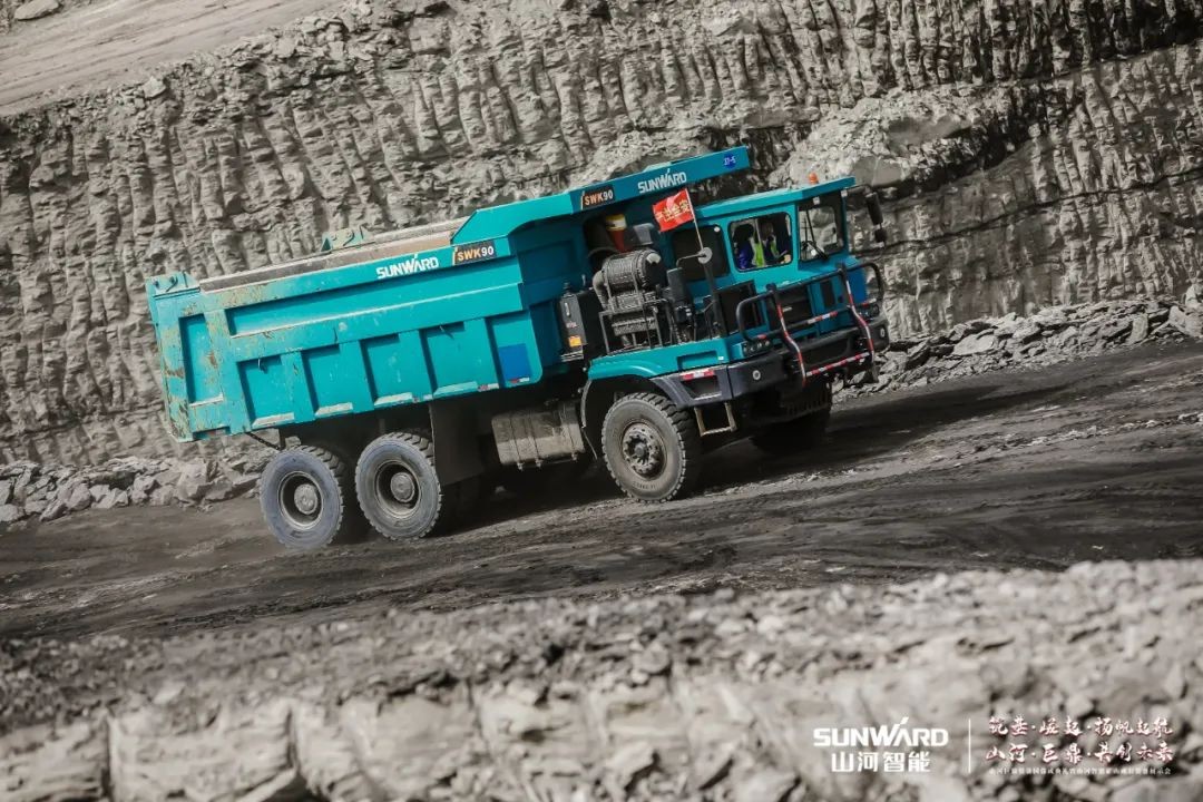 “矿”世能手，，，，，，齐聚云顶国际yd888智能挖掘机操作手挑战赛