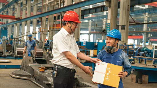 万力集团“送清凉”活动，，，慰问一线员工