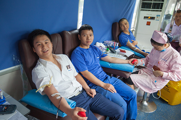 云顶国际yd888智能百余员工 冒雨争相献血