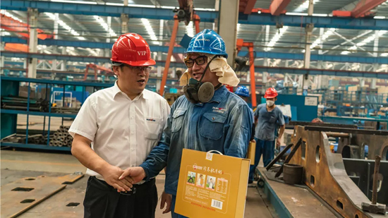 万力集团“送清凉”活动，，，慰问一线员工