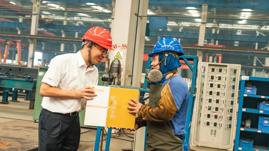 万力集团“送清凉”活动，，，慰问一线员工