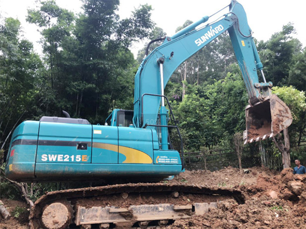 云顶国际yd888智能SWE 215E挖掘机是他的左膀右臂！