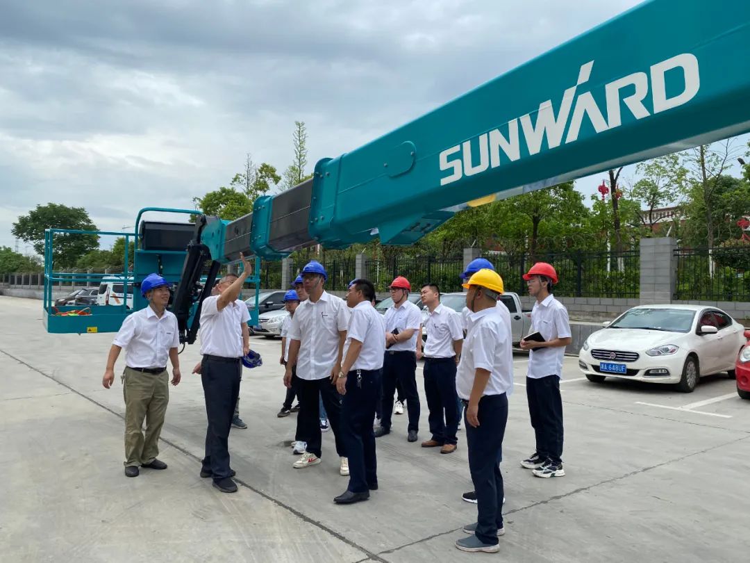 云顶国际yd888智能首款直臂式高空作业平台顺遂通过评审