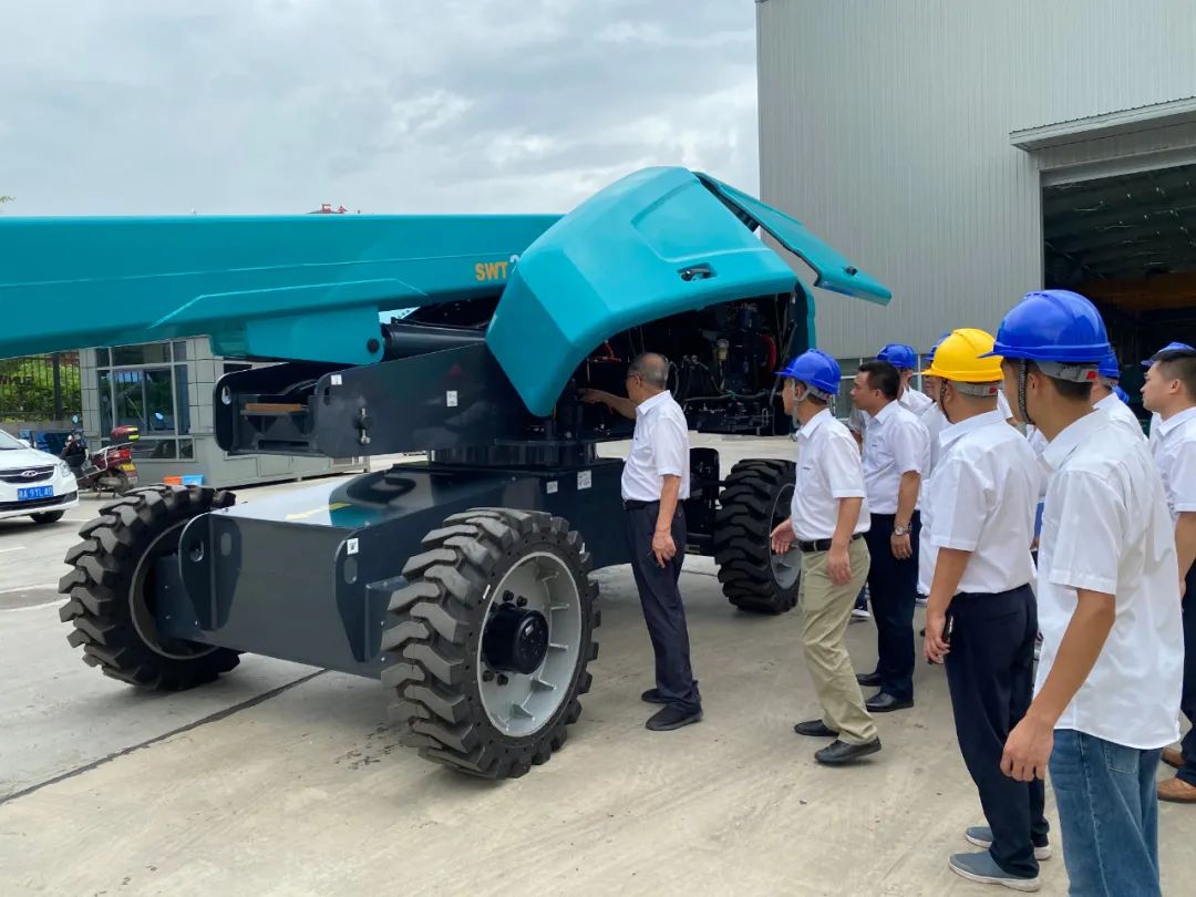 云顶国际yd888智能首款直臂式高空作业平台顺遂通过评审