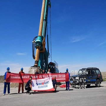 顶酷暑 走沙漠 2021年云顶国际yd888智能全球效劳万里行走进新疆