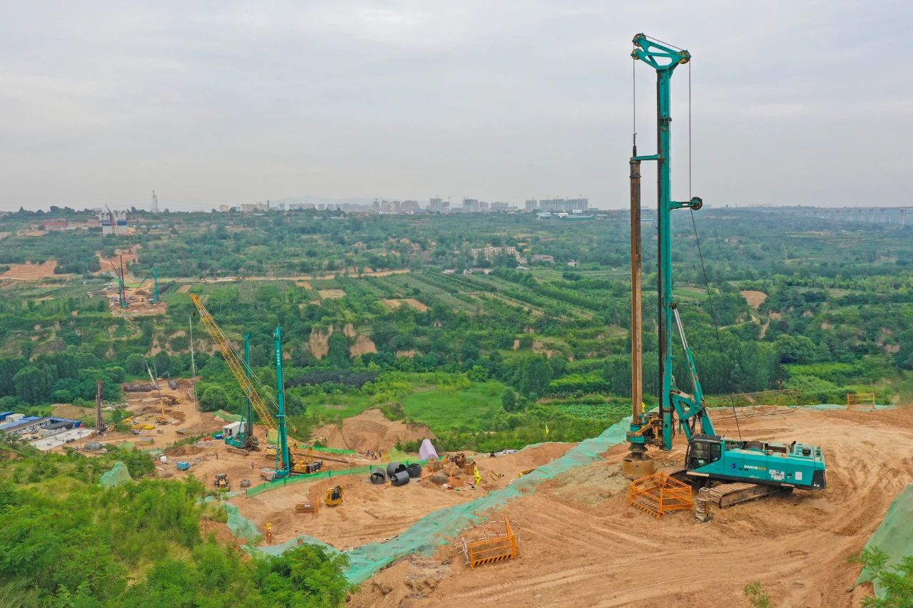 天堑施工，，，，，玉皇阁二号特大桥桩基主力军是云顶国际yd888智能旋挖钻机 | 百年风华筑漂亮云顶国际yd888（3）