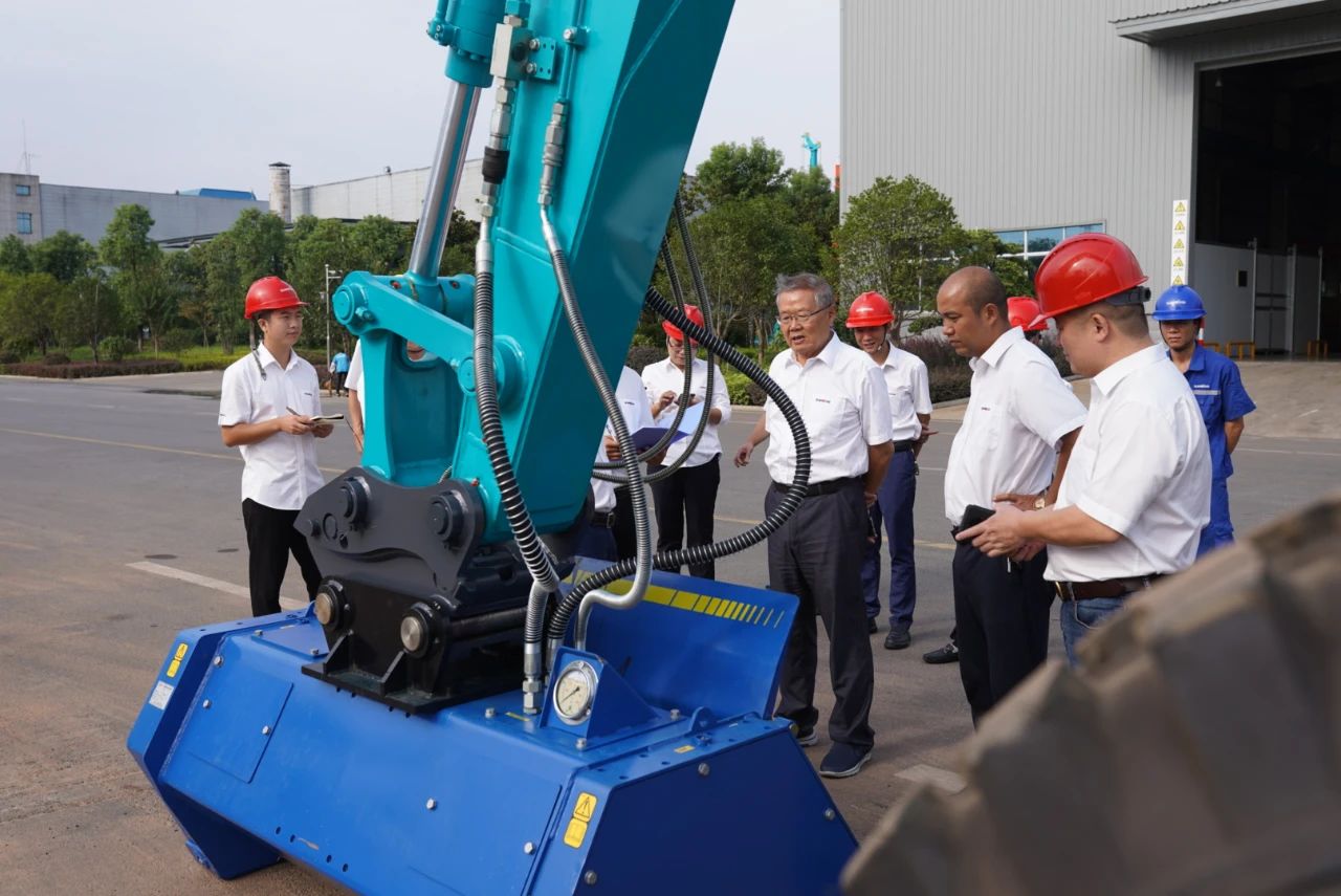 海内首台！云顶国际yd888智能15吨级轮履两用开带机乐成下线