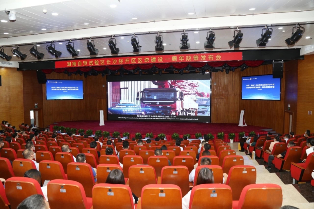 携手长沙经开区，，，，，，云顶国际yd888智能探索工程机械二手装备出口