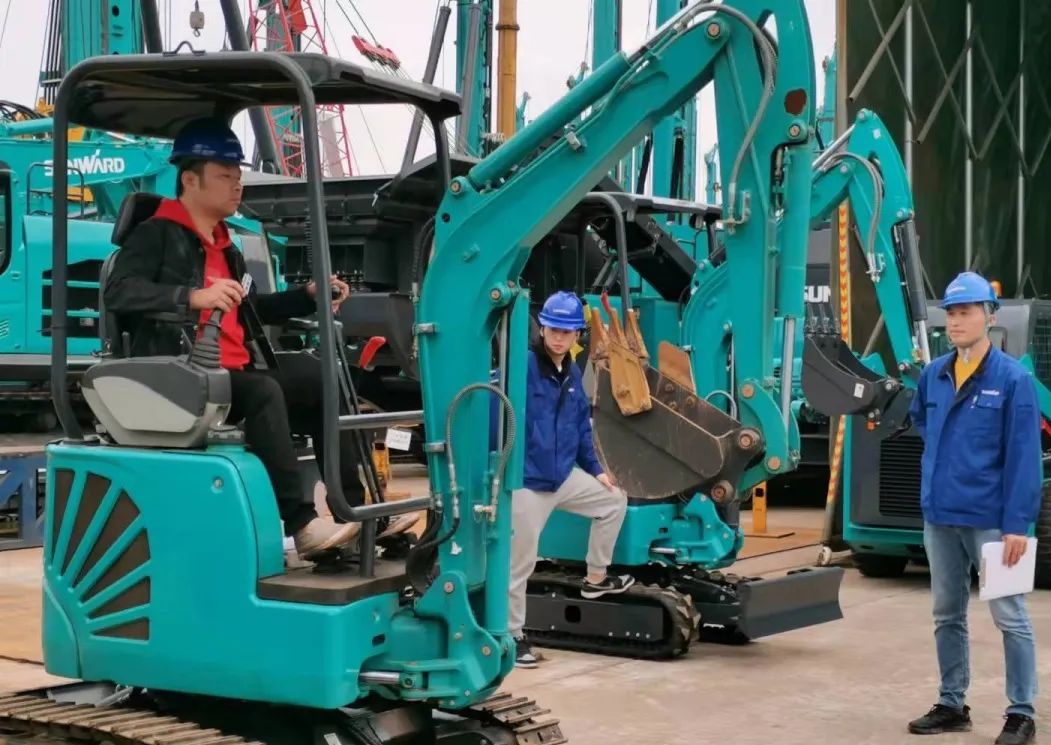 一起来“找茬”！10位“超等体验官”试驾云顶国际yd888智能最新“F系列”挖掘机